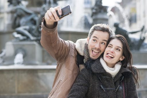 Young couple taking a selfie of their grimaces &#8211; es