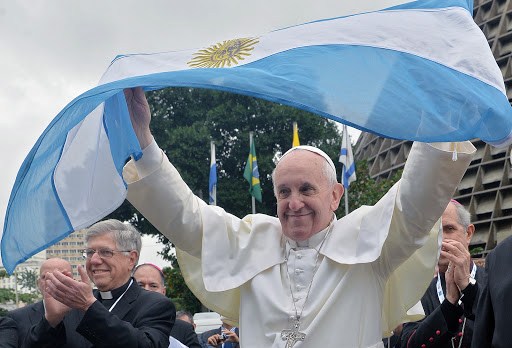 Pope Francis flutters an Argentine flag &#8211; es