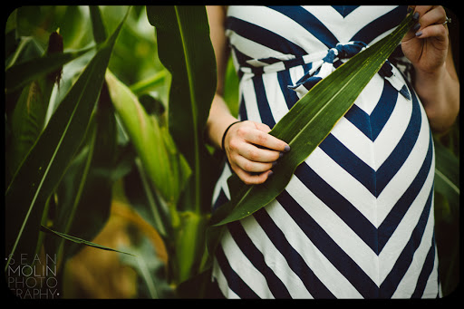 WEB Pregnant woman striped dress leaves 001 &#8211; es