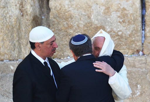 Pope Francis (R) puts his arms around Rabbi Abraham Skorka (C) and Omar Abboud (L), a leader of Argentina&#8217;s Islamic community &#8211; es