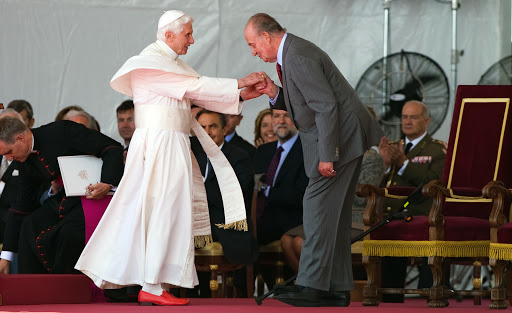 King Juan Carlos greets Pope Benedict XVI &#8211; es