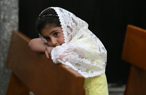 Christian child prays in Church in Iraq &#8211; es