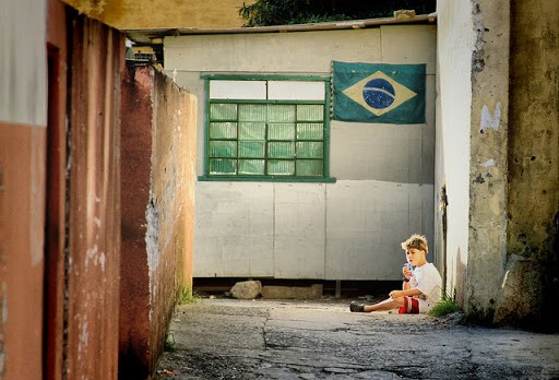 Niño y bandera de Brasil
