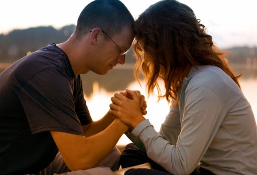 Couple praying together &#8211; es