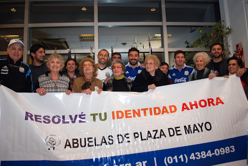 Argentinian football players (Messi&#8230;) with a delegation from the Mothers of Plaza de Mayo organization to the AFA headquarters in Buenos Aires &#8211; es