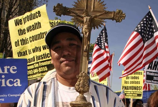 Inmigrante con cruz en EEUU