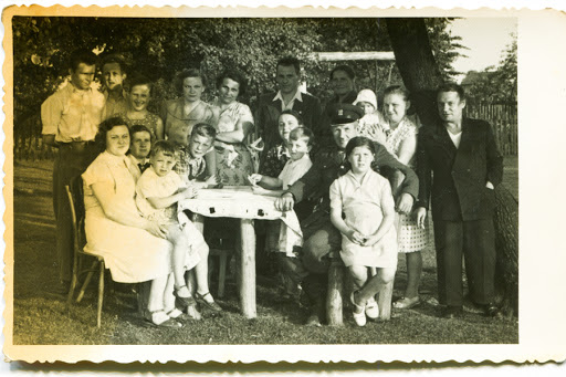 Vintage photo of big happy family outdoor (fifties) &#8211; es