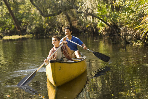 Padre e hijo en canoa