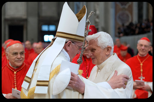 Pope Francis and Pope Benedict XVI 002 &#8211; es