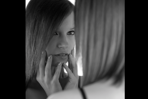 Looking herself in the mirror &#8211; es
