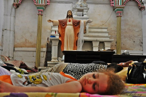 bimbi del Mussel dormendo in Chiesa &#8211; es