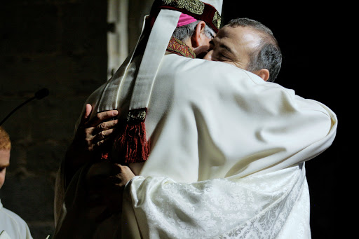 Abrazo a obispo
