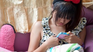 asian girl play mobile phone – es
