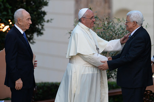 Pope Francis (C) shakes hands with Palestinian leader Mahmud Abbas (R) as Israeli President Shimon Peres &#8211; es