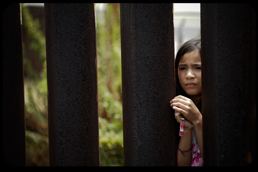 Mexico-US-Border-Fence-Child-AP-Photo-Gregory-Bull.jpg &#8211; es