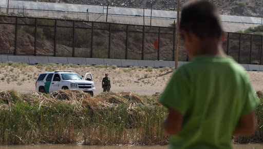 A Mexican boy looks at border &#8211; es