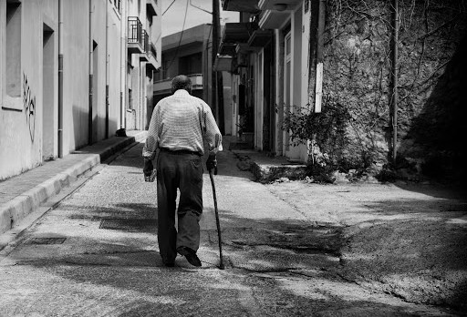 Old Man &#8211; walking alone &#8211; es