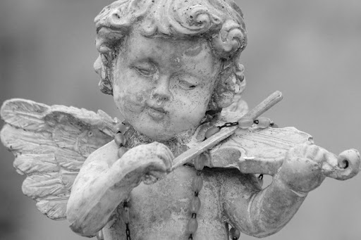 little angel playing violin &#8211; detail of cemetery decor, Italy &#8211; es