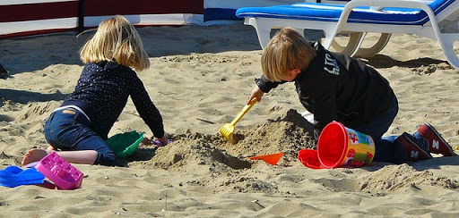 Niños jugando en la playa