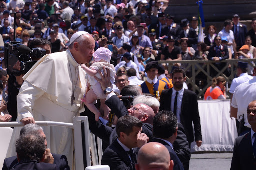 Pope Francis kisses baby &#8211; es