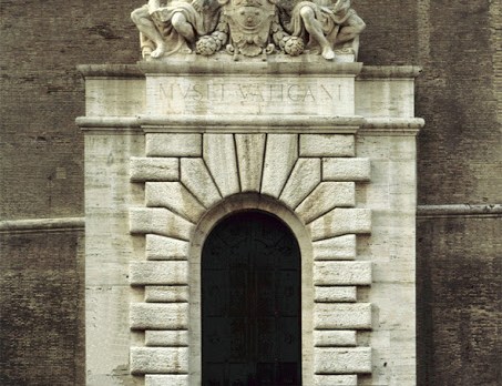 Ingresso monumentale dei Musei Vaticani sulla città di Roma &#8211; es