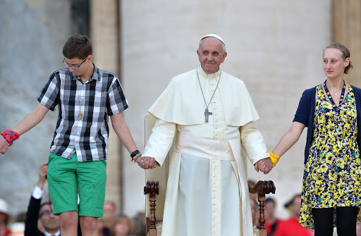 Vatican City : Pope Francis stands with youth during a meeting with German altar servers and seminarists in Saint Peter&#8217;s Square &#8211; es
