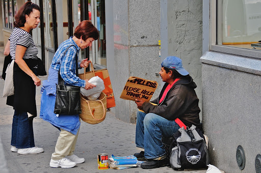 Women helping a homeless, immigrant. &#8211; es