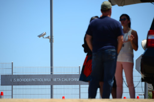 UNITED STATES, MURRIETA : Anti-illegal immigration residents speak with journalists outside the US Border Patrol facility in Murrieta, California on July 3, 2014 &#8211; es