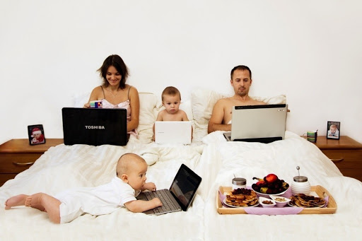 Familia con computadoras