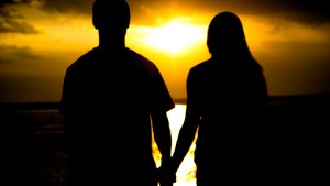 Couple at sunset – es