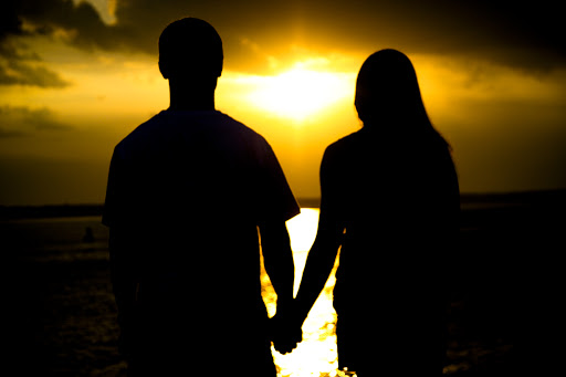 Couple at sunset &#8211; es