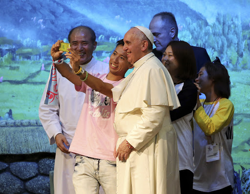 Pope takes selfie in Korea – es