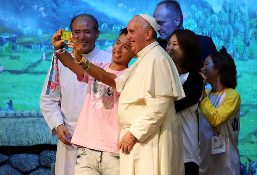 Pope takes selfie in Korea &#8211; es