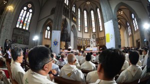 REPUBLIC OF KOREA, SEOUL : Pope Francis celebrates a mass in Seoul’s Myeongdong Cathedral on August 18, 2014. – es
