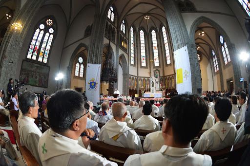 REPUBLIC OF KOREA, SEOUL : Pope Francis celebrates a mass in Seoul&#8217;s Myeongdong Cathedral on August 18, 2014. &#8211; es