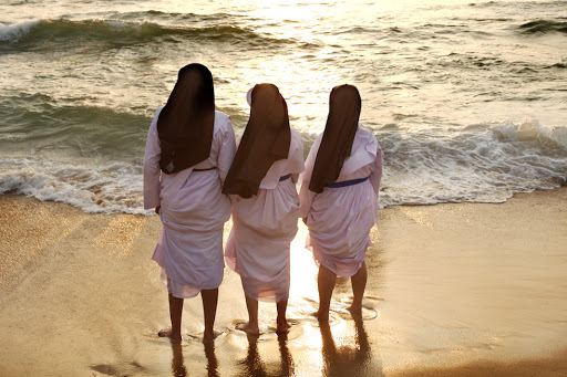 Nuns at the beach &#8211; es