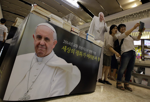 Koreans take selfies with Francis cutout &#8211; es