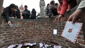 PERU, Lima : People leave letters with wishes and petitions into a well in front of a statue of Santa Rosa of Lima (Saint Rose of Lima) – es