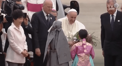 VIDÉO. Le Pape François est arrivé en Corée &#8211; es