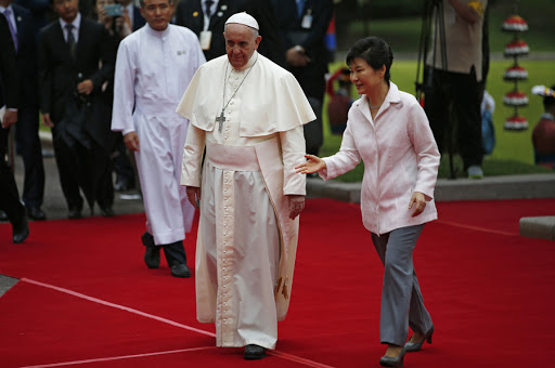 Pope Francis with President Park Geun-hye &#8211; es