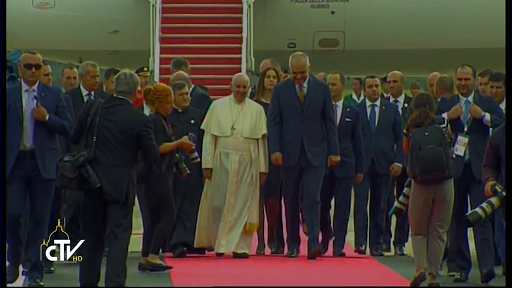 Papa Francisco llega a Albania