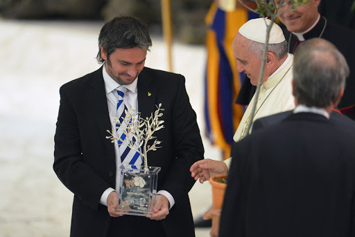 Pope Francis receives the «match for peace» trophy &#8211; es
