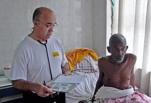 Brother Manuel Garcia Viejo with a patient at San Juan de Dios hospital in Lusar, Sierra Leone &#8211; es