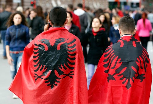 Albaneses con su bandera