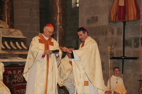 Le Cardinal Baldisseri emmène avec lui à Rome les reliques de Louis et Zélie Martin pour le synode sur la famille. &#8211; es
