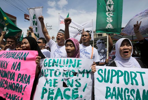 Filipino Muslims shout slogans &#8211; es