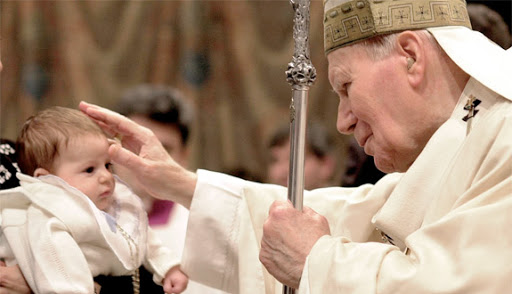 Juan Pablo II bendice un bebé