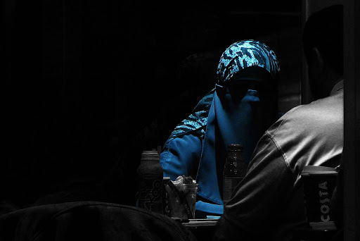 Mujer islamica vestida de azul