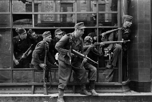 Miembros de las SS durante el Levantamiento de Varsovia
