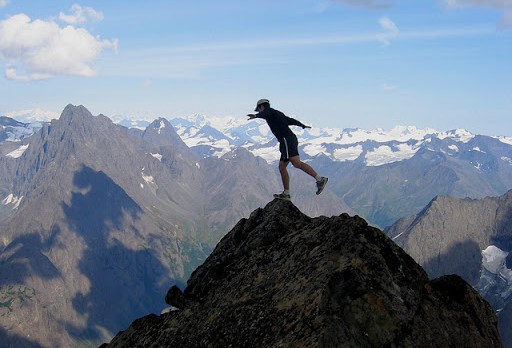 Hombre haciendo equilibrio en una montaña